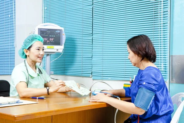 Female Doctor and Female Patient — Stock Photo, Image