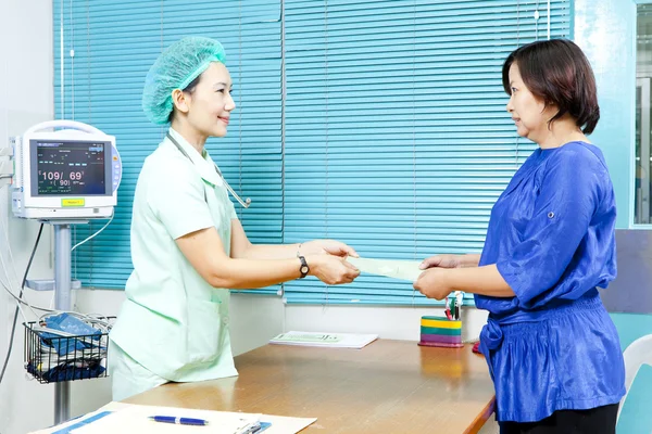 Doctora y paciente mujer — Foto de Stock