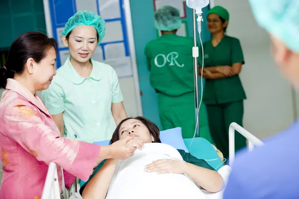 Trabajadores médicos trasladando al paciente al quirófano —  Fotos de Stock