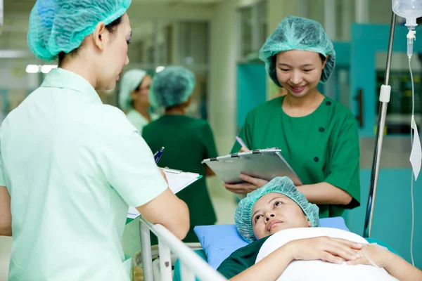 Medisch-werker patiënt op ziekenhuis trolley koffer naar operatiekamer — Stockfoto