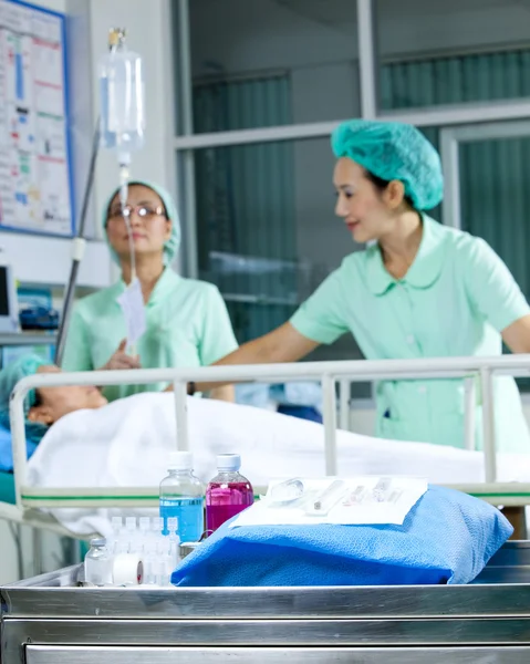 Retrato da paciente em ventilação artificial no hospital — Fotografia de Stock