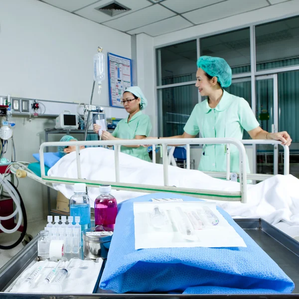 Potret pasien wanita yang menerima ventilasi buatan di rumah sakit — Stok Foto