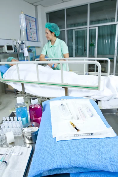 Retrato de una paciente que recibe ventilación artificial en el hospital —  Fotos de Stock