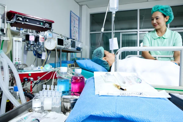 Retrato de una paciente que recibe ventilación artificial en el hospital —  Fotos de Stock