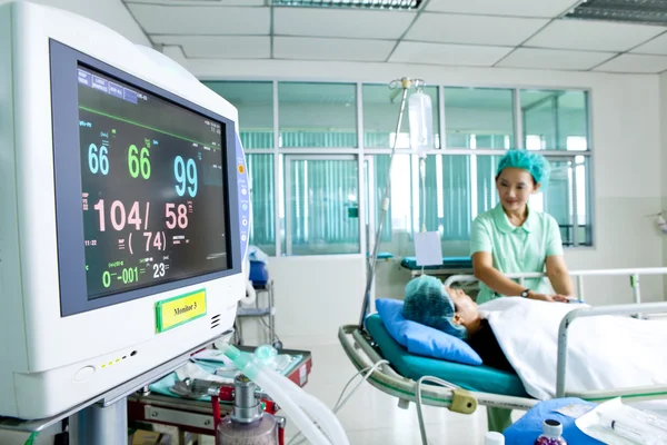 Portrét, Žena pacienta přijímající umělé ventilace v nemocnici — Stock fotografie