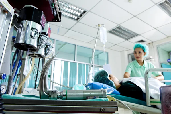 Portrait of woman patient receiving artificial ventilation in hospital — Stock Photo, Image