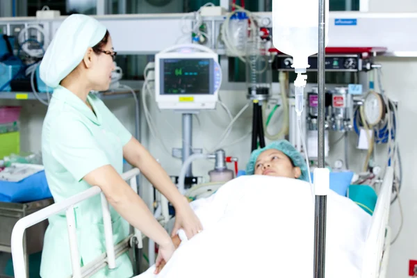 Porträtt av kvinna patient mottagande konstgjord ventilation på sjukhus — Stockfoto