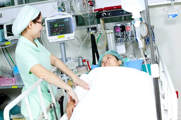Portret van vrouw patiënt ontvangende kunstmatige ventilatie in het ziekenhuis — Stockfoto