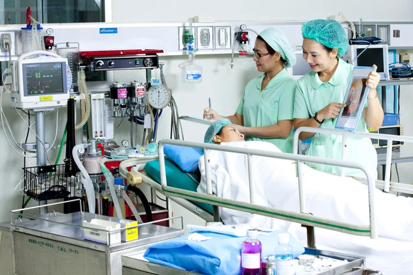 Médicos que muestran buenos resultados de la operación para el paciente — Foto de Stock