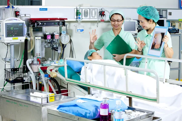 Médicos mostrando bons resultados de operação para o paciente — Fotografia de Stock