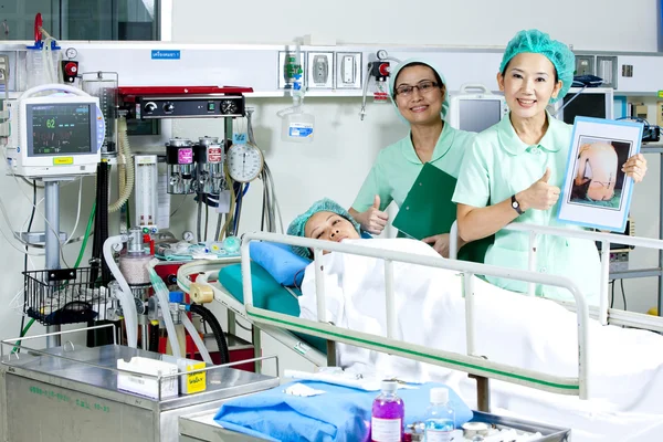 Doctors showing good results of operation for patient — Stock Photo, Image