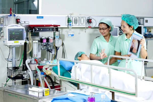 Médicos mostrando bons resultados de operação para o paciente — Fotografia de Stock