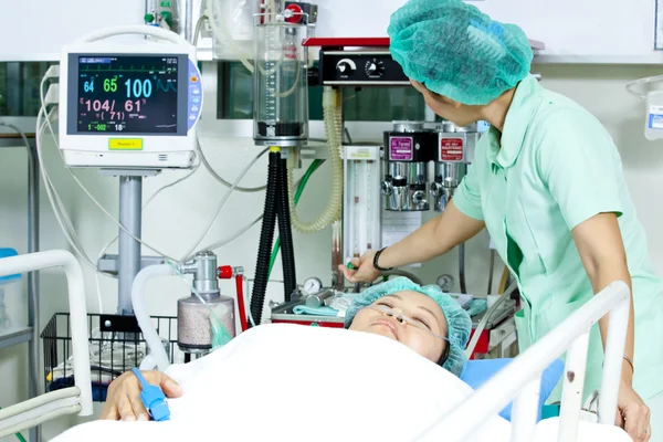 Retrato de una paciente que recibe ventilación artificial en el hospital —  Fotos de Stock