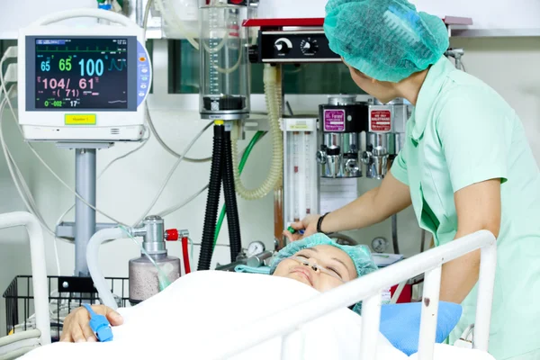 Retrato de una paciente que recibe ventilación artificial en el hospital — Foto de Stock