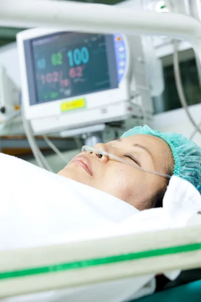 Retrato de una paciente que recibe ventilación artificial en el hospital —  Fotos de Stock