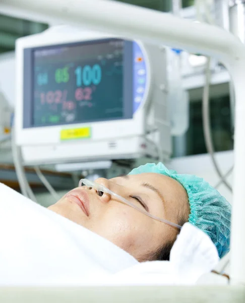 Retrato de una paciente que recibe ventilación artificial en el hospital —  Fotos de Stock