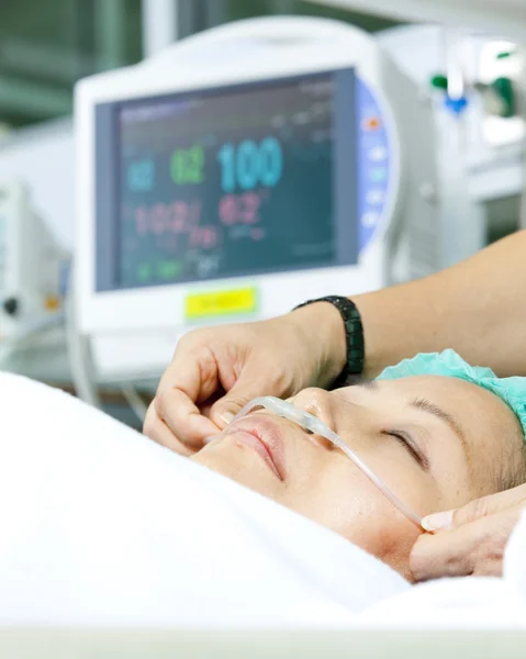 Portrét, Žena pacienta přijímající umělé ventilace v nemocnici — Stock fotografie