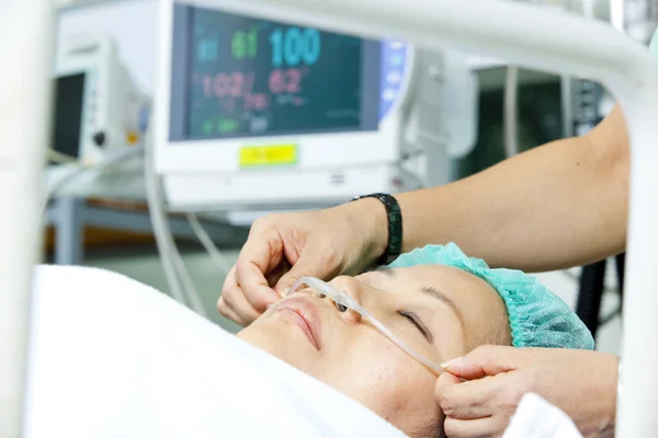 Retrato de una paciente que recibe ventilación artificial en el hospital — Foto de Stock