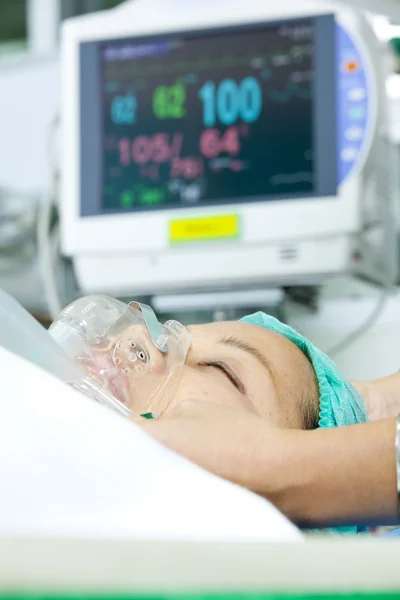 Portrét, Žena pacienta přijímající umělé ventilace v nemocnici — Stock fotografie