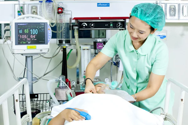 Retrato de una paciente que recibe ventilación artificial en el hospital —  Fotos de Stock