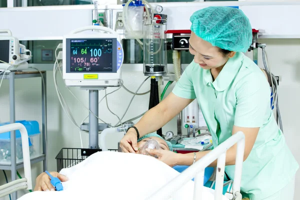 Retrato de una paciente que recibe ventilación artificial en el hospital — Foto de Stock