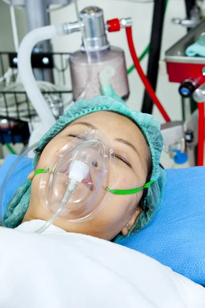 Kadın hasta hastane alıcı yapay vantilasyon portresi — Stok fotoğraf