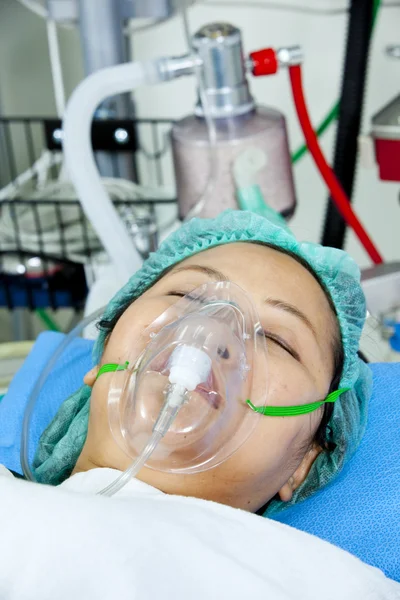 Ritratto di paziente donna che riceve ventilazione artificiale in ospedale — Foto Stock