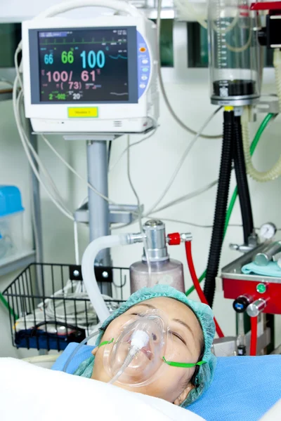 Портрет женщины, получающей искусственную вентиляцию в больнице — стоковое фото