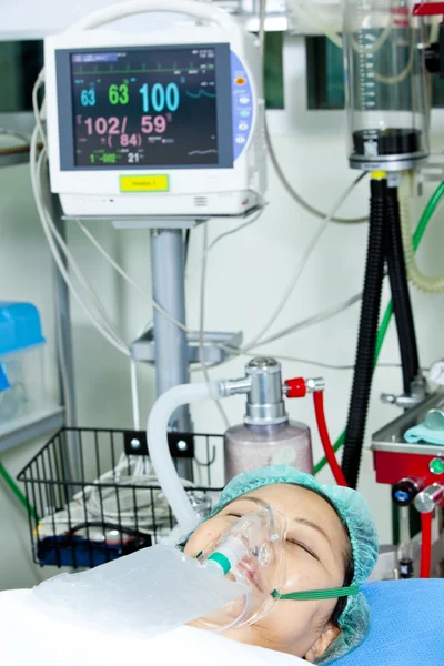 Porträt einer Patientin mit künstlicher Beatmung im Krankenhaus — Stockfoto