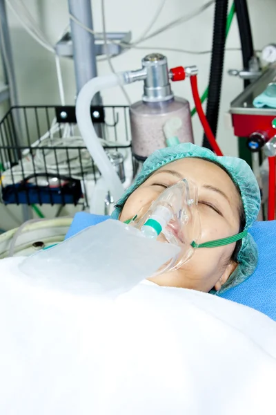 Portrét, Žena pacienta přijímající umělé ventilace v nemocnici — Stock fotografie