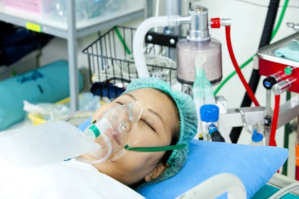 Ritratto di paziente donna che riceve ventilazione artificiale in ospedale — Foto Stock