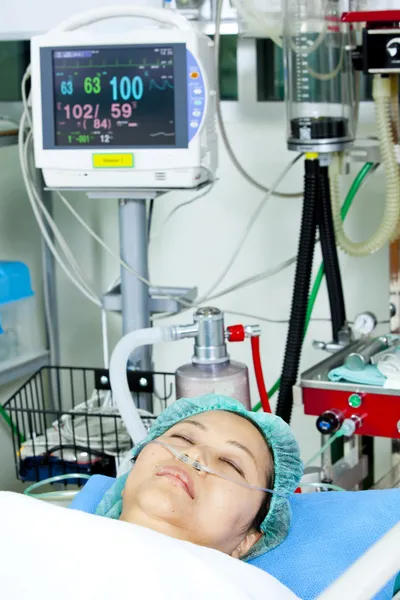 Portret kobiety pacjenta otrzymującego sztucznej wentylacji w szpitalu — Zdjęcie stockowe