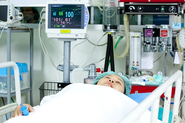 Portrét, Žena pacienta přijímající umělé ventilace v nemocnici — Stock fotografie