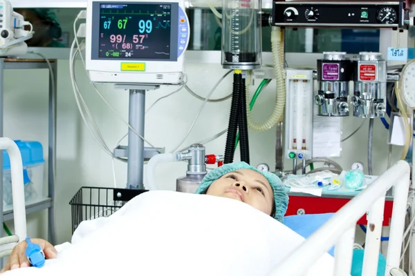 Nő beteg fogadó mesterséges szellőztető kórházban portréja — Stock Fotó