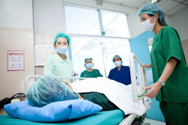 Werknemers die zich verplaatsen van patiënt voor operatiekamer — Stockfoto