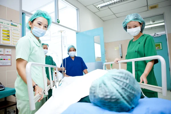 Pracowników przemieszczających się pacjenta do sali operacyjnej — Zdjęcie stockowe