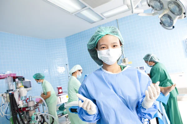 Dottore in sala operatoria, partorire — Foto Stock