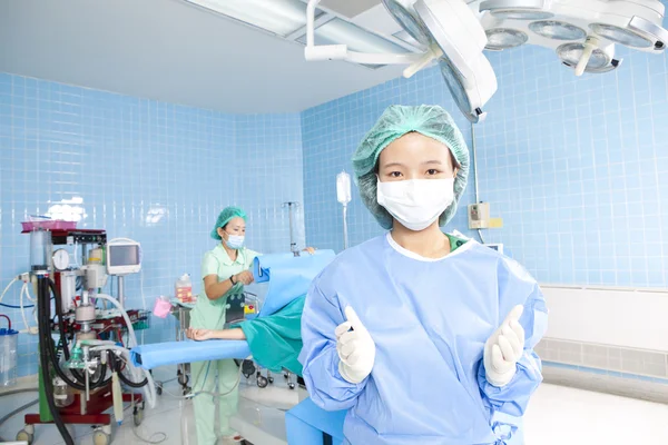 Médico en quirófano, dar a luz —  Fotos de Stock