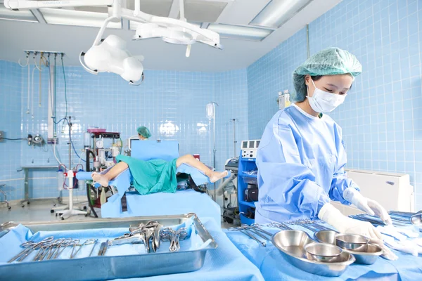 Doctor in operation room,give birth — Stock Photo, Image