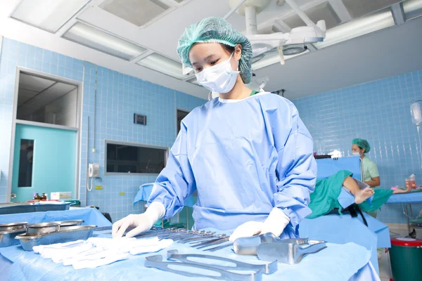 Operasyon odasında ok işaret gösteren doktor — Stok fotoğraf