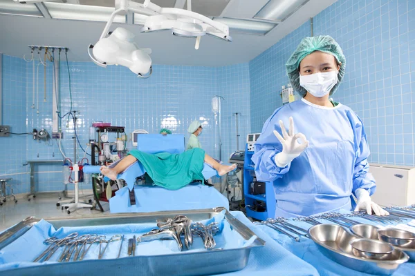 Dokter di ruang operasi menunjukkan tanda OK — Stok Foto