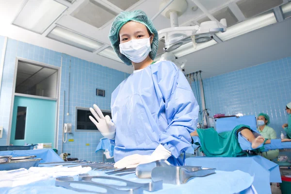 Medico in sala operatoria che mostra segno OK — Foto Stock