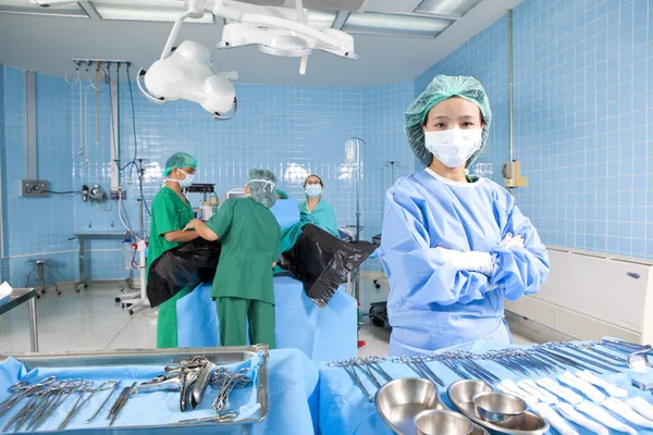 Arzt im Operationssaal, gebären — Stockfoto