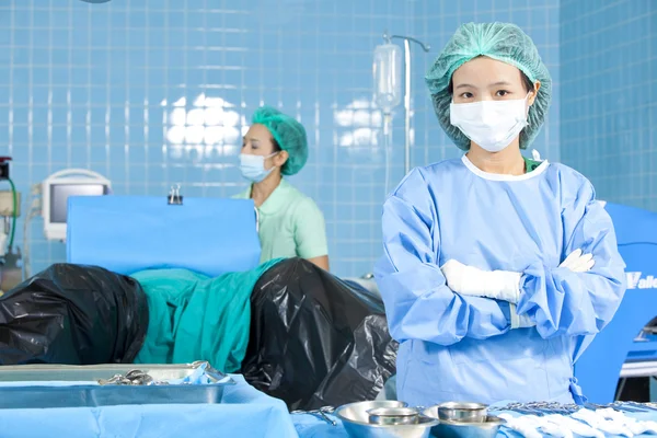 Arzt im Operationssaal, gebären — Stockfoto