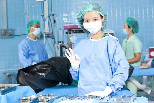 Doutor em sala de operação mostrando sinal OK — Fotografia de Stock