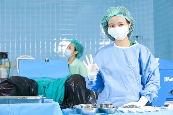 Doutor em sala de operação mostrando sinal OK — Fotografia de Stock