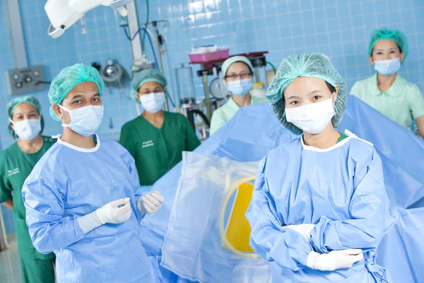 Doutor em sala de operação com sua equipe — Fotografia de Stock