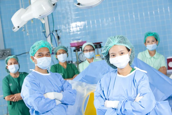 Doutor em sala de operação com sua equipe — Fotografia de Stock