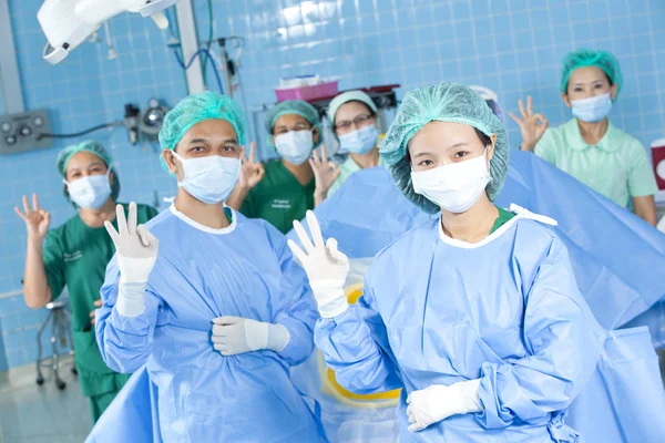 Médecin en salle d'opération avec son équipe — Photo