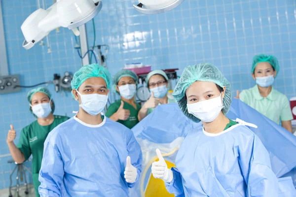 Doctor en quirófano con su equipo —  Fotos de Stock